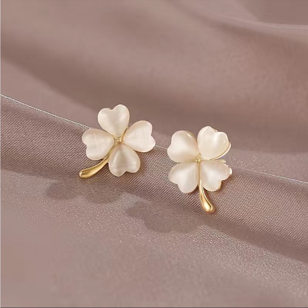 BRAND NEW 🍀ADORABLE Four-Leaf Clover Opal Earrings